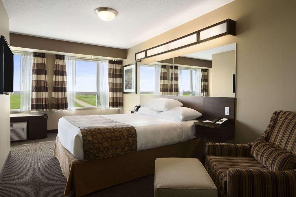 Microtel Inn And Suites By Wyndham Weyburn Habitación foto