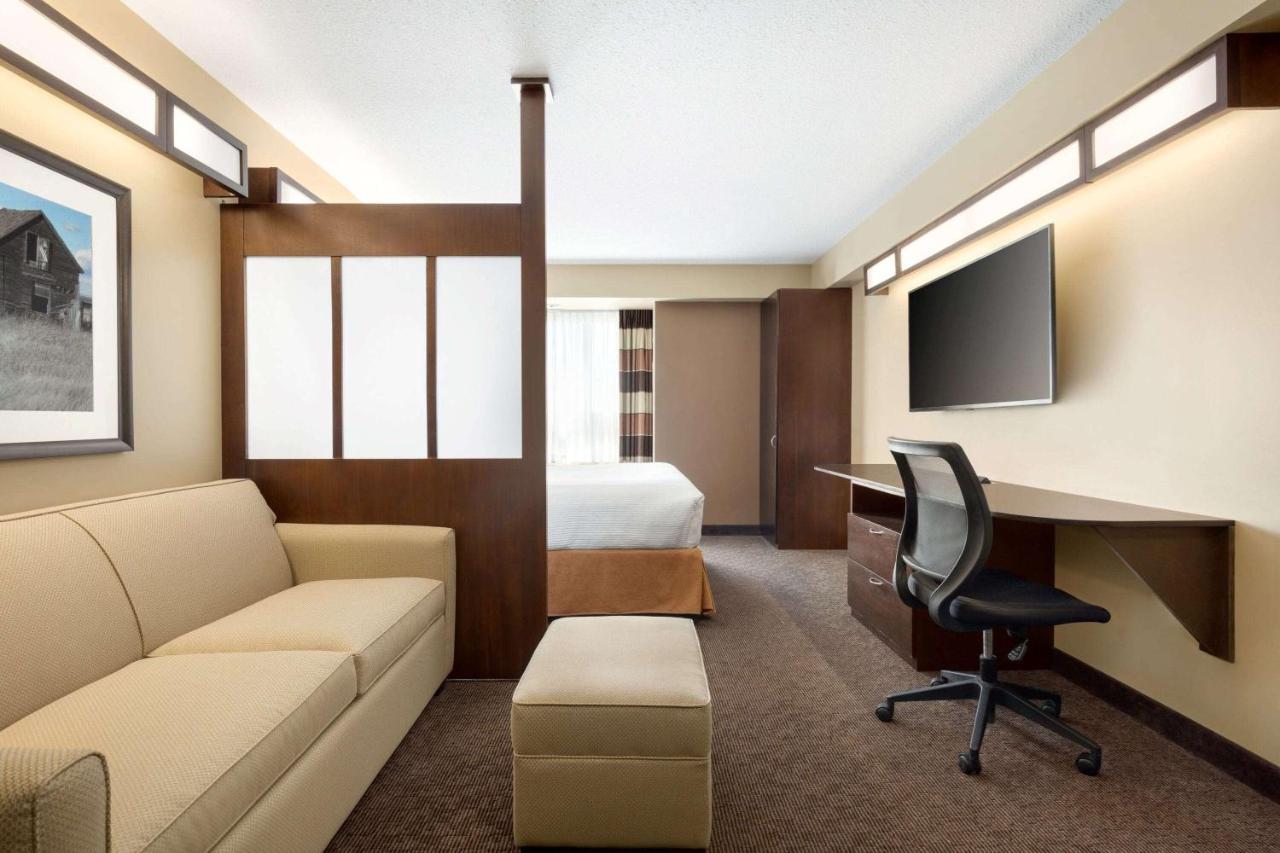 Microtel Inn And Suites By Wyndham Weyburn Exterior foto