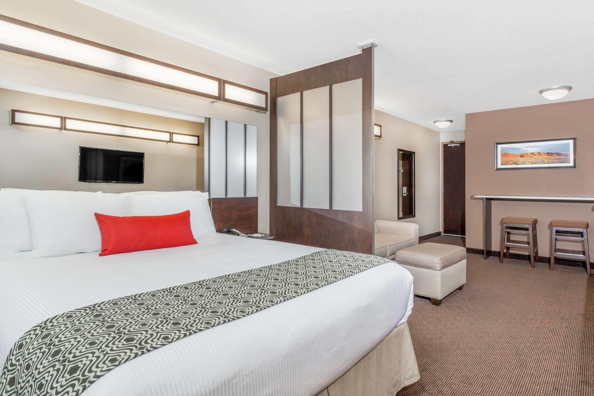 Microtel Inn And Suites By Wyndham Weyburn Exterior foto